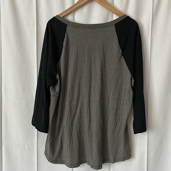 Torrid 3/4 Sleeve Grey/Black Shirt Top “All Good Things Are Wild and Free” Sz 2 - Picture 2 of 4